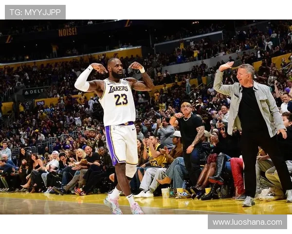 詹姆斯带领湖人逆转取胜年轻核心爆发助球队重回西部前六 詹姆斯带领湖人逆转取胜年轻核心爆发助球队重回西部前六